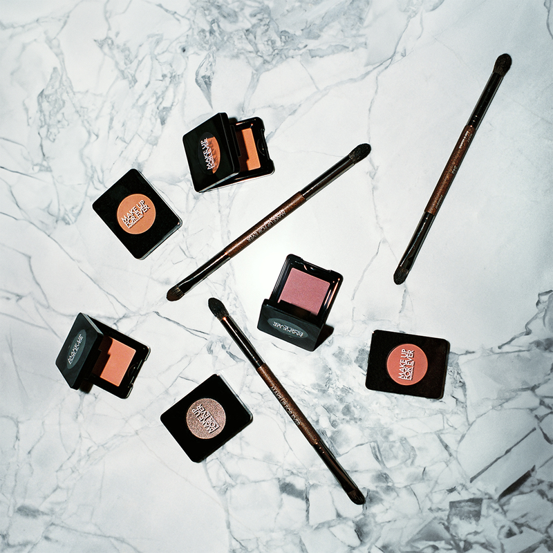 DOUBLE-ENDED EYESHADOW BRUSH - 248 - Eyeshadow brush: double-ended for blending & precision